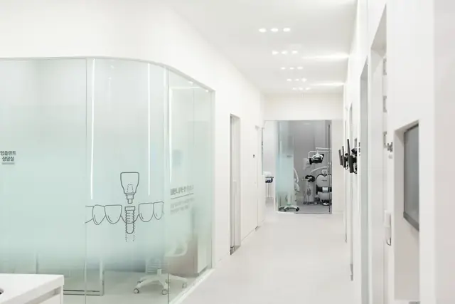 Glass-walled surgery and consultation suites